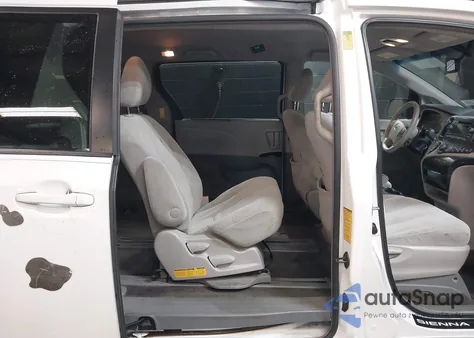 2014 Toyota Sienna Le V6 8 Passenger z USA, uszkodzony, nr VIN 5TDKK3DC6ES521804